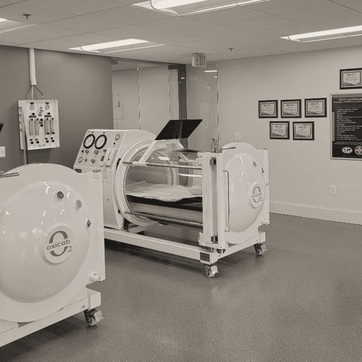 Clinic floor with two lay-down monoplace chambers