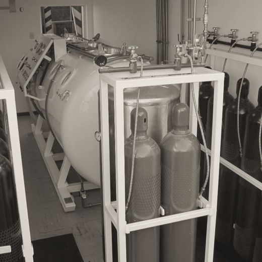 Chamber room with racks of breathing-gas cylinders